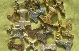 Амулети вікінгів і скандинавські обереги: Трефот, Руни, Вовчий Хрест, трискеліон - їх значення, як носити
