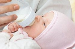 Перехід на штучне вигодовування - причина запору у новонароджених