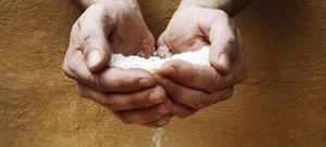 Дієві змови на сіль звичайну і четверговий: як заговорити мішечок з сіллю на удачу і гроші