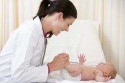 Огляд у лікаря-педіатра при запорах у новонародженого