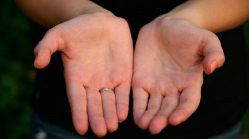 Хрест на долоні: хіромантія, значення, під вказівним пальцем