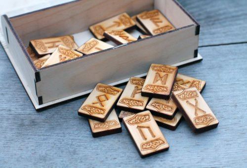 Як гадати на рунах собі: способи, основні значення рунічних символів