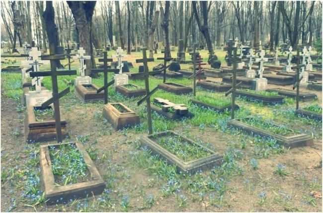 Як вести себе на кладовищі в батьківський день і інші дні? Як вести себе на похоронах на кладовищі?