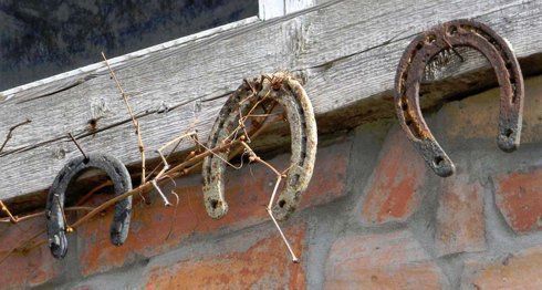 Як вішати підкову в будинку правильно над дверима
