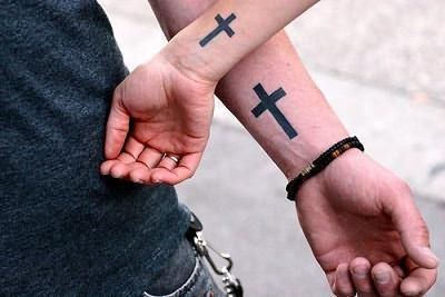 Що означає хрест на руці