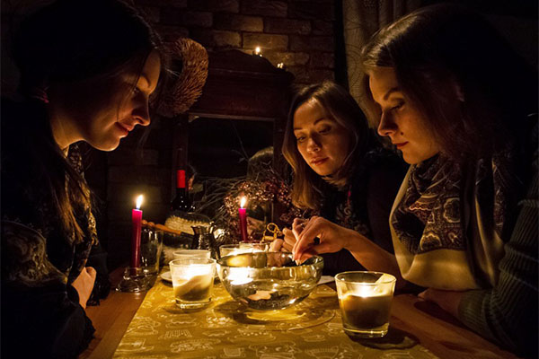 Ворожіння на свічках на Різдво і Святки - червоних і звичайних на майбутнє, улюбленого по іменах, відносини, зраду, звуженого