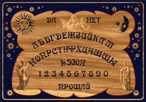 Ворожіння з чаклунський дошкою і блюдцем