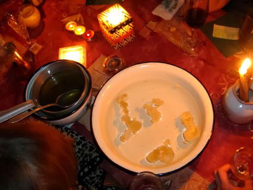 Ворожіння з водою і воском: правила і тлумачення