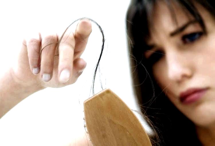 чому випадає волосся у жінок