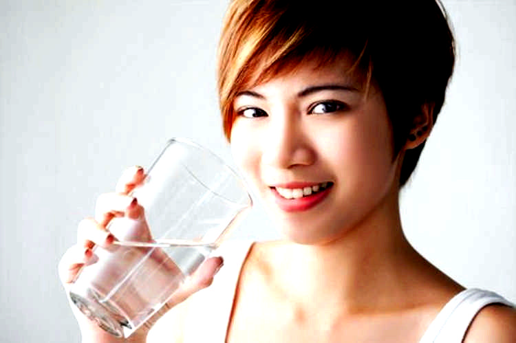 Лечение болезни вода. Девушка со стаканом воды. Японка со стаканом воды. Японец пьет воду. Азиатка со стаканом.