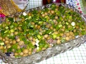 Салат зі шпротами і горошком