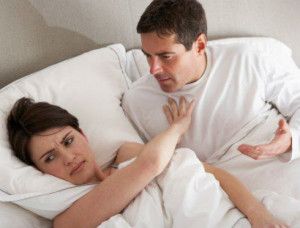 в спальні дружина не хоче повертатися до чоловіка через те, що є запах у роті