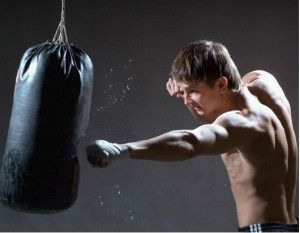 тренування з груші-і відпрацювання ударів перед бійкою
