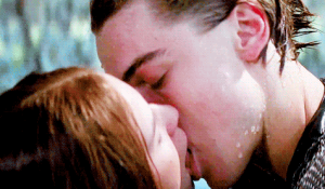 момент з відео, де ромео починає цілуватися з Джульєттою