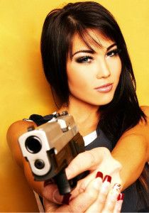 дівчина з пістолетом хоче від кого-то позбутися